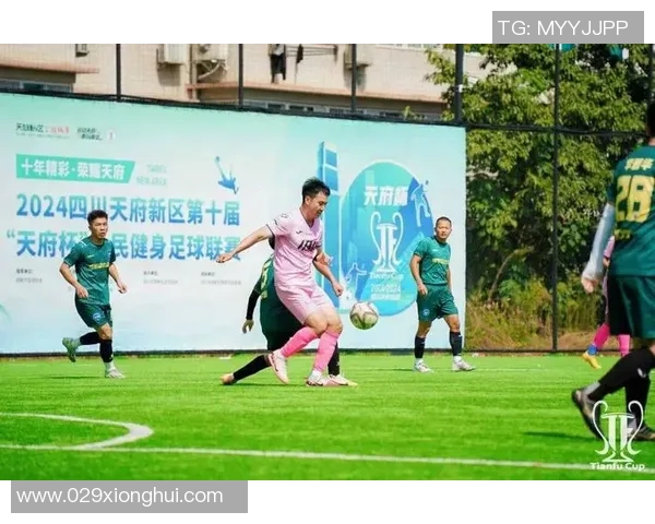 22号球星闪耀赛场引领风潮 展现足球场上的独特魅力与技术突破