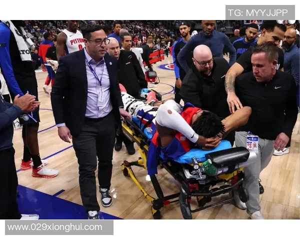 足球明星因伤被担架抬走瞬间令人揪心场面引发广泛关注